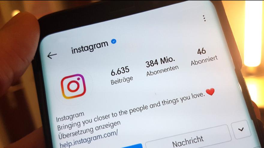 Smartphone-Display zeigt das Instagram-Konto von Instagram