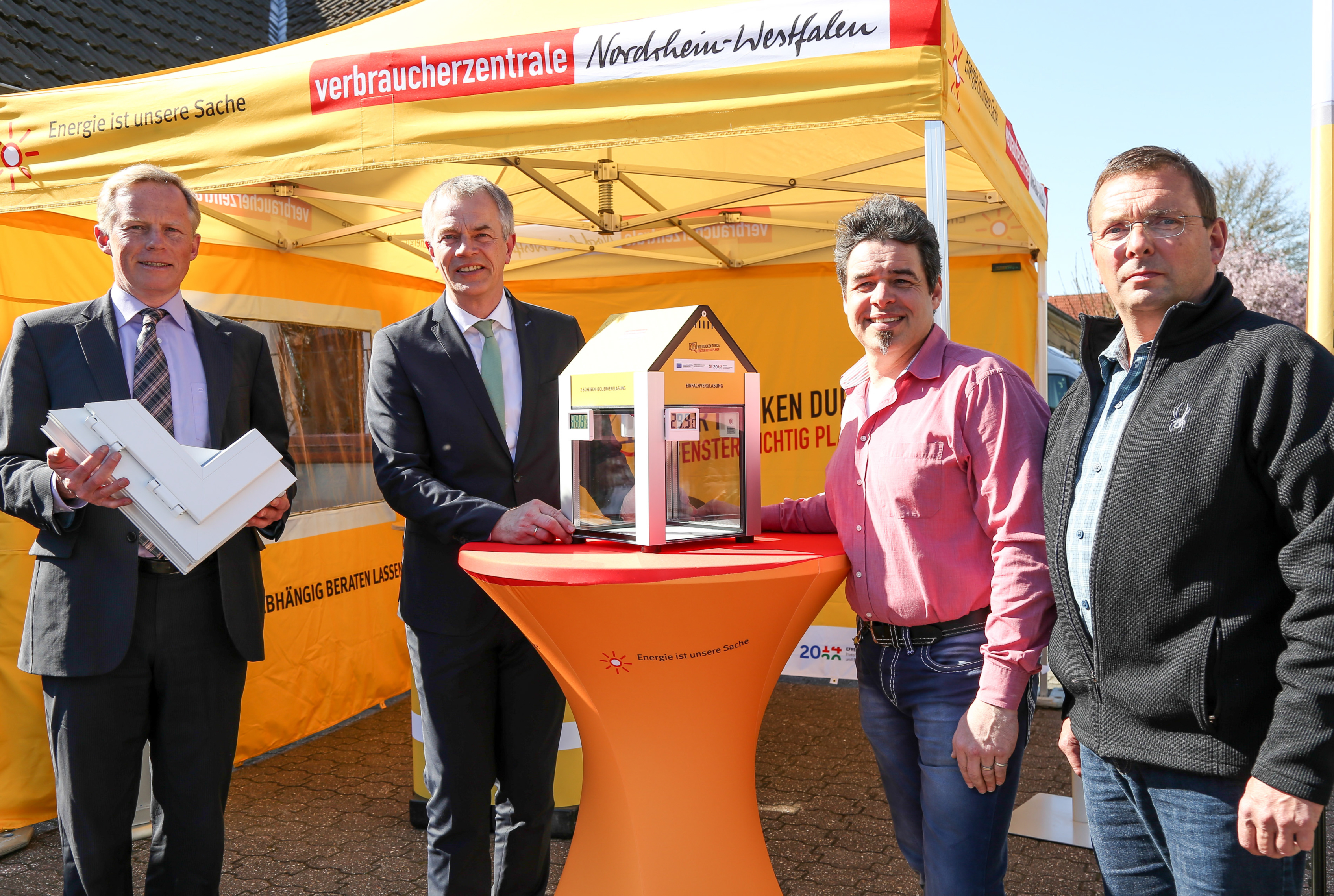 v.l.: Udo Sieverding, Leiter des Bereichs Energie der Verbraucherzentrale NRW; Johannes Remmel, NRW-Klimaschutzminister; Akke Wilmes, Energieberater Verbraucherzentrale NRW; Dietrich Bassfeld, Obermeister der Tischlerinnung des Kreises Wesel.