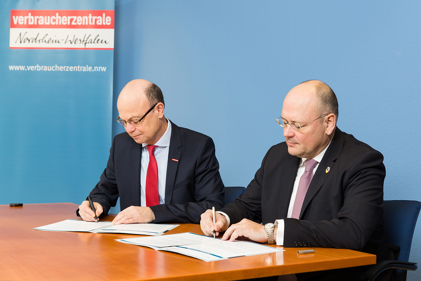 BSI-Präsident Arne Schönbohm und NRW-Verbraucherzentralenvorstand Wolfgang Schuldzinski (v.r.) unterschreiben die Kooperationsvereinbarung