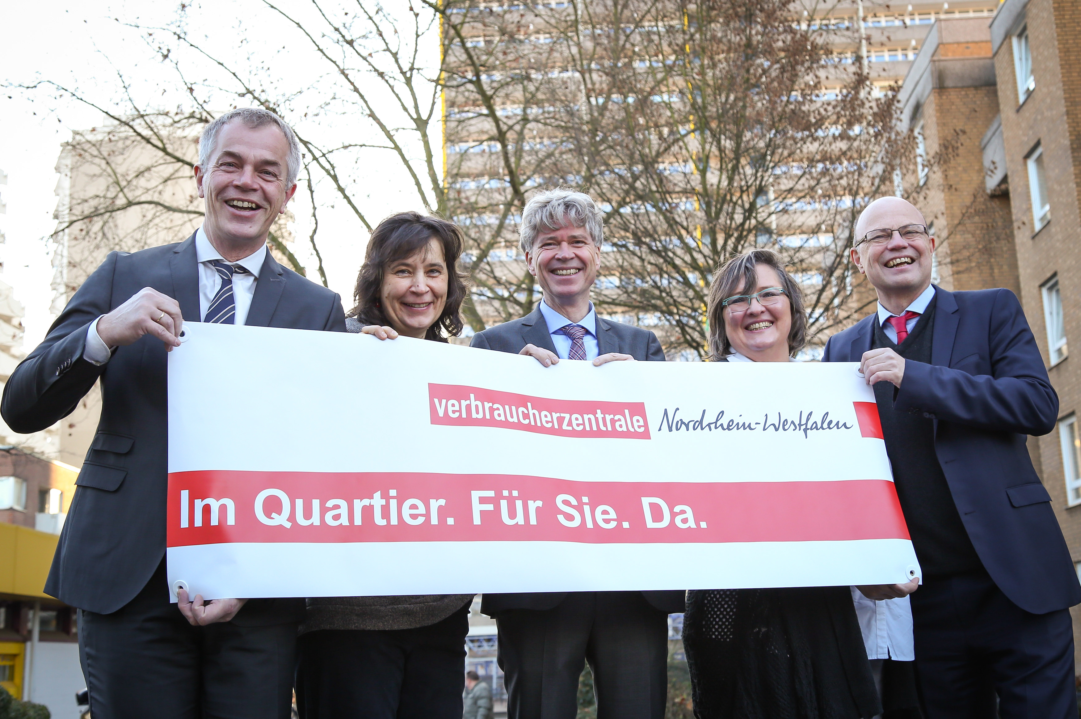 NRW-Verbraucherschutzminister Johannes Remmel, Quartiersberaterin Ute Bembennek, Harald Rau, Sozialdezernent der Stadt Köln, Quartiersberaterin Dagmar Kautz und Wolfgang Schuldzinski, Vorstand der Verbraucherzentrale NRW.