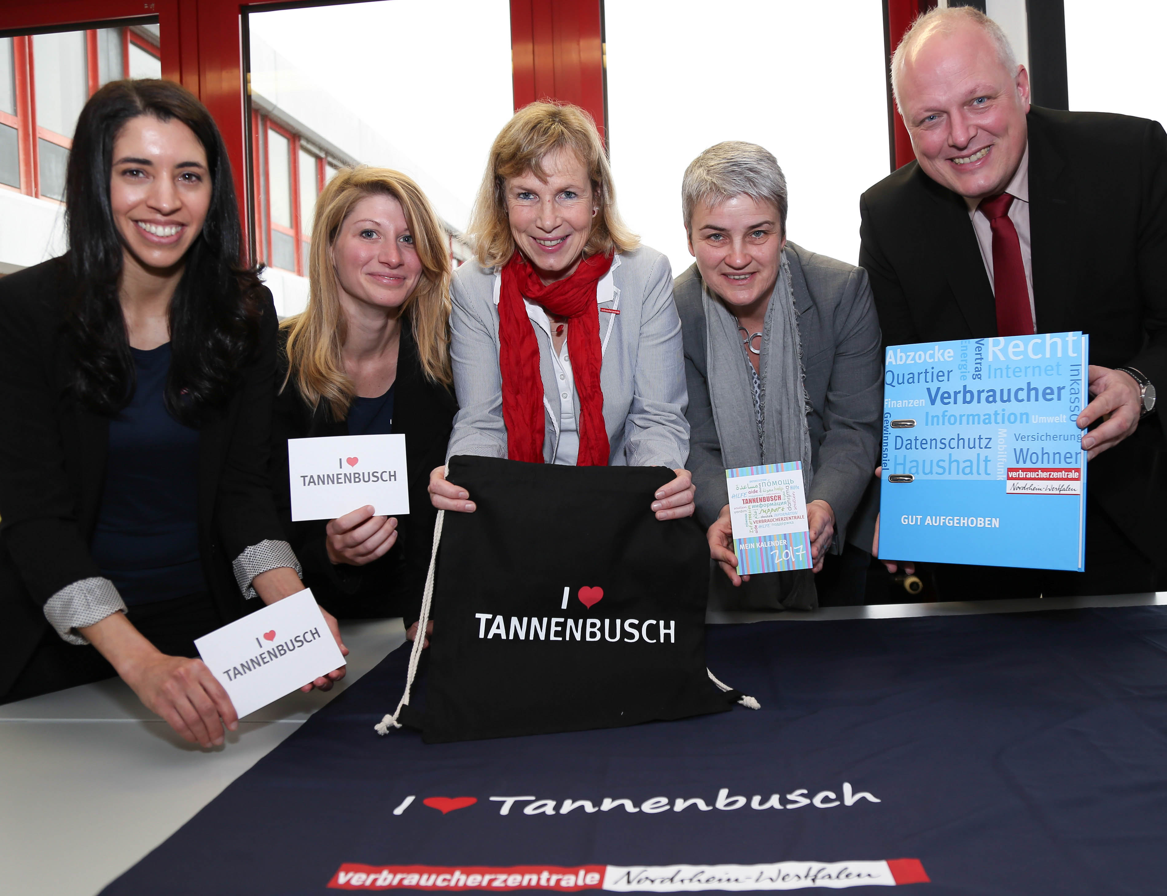 v.l.n.r.: Nadia Assabiki, Isabelle Hirschmann, Beate Fackeldey, Dr. Iris van Eik (Verbraucherzentrale NRW), Ulrich Kelber (Parlamentarischer Staatssekretär im Bundesministerium der Justiz und für Verbraucherschutz).