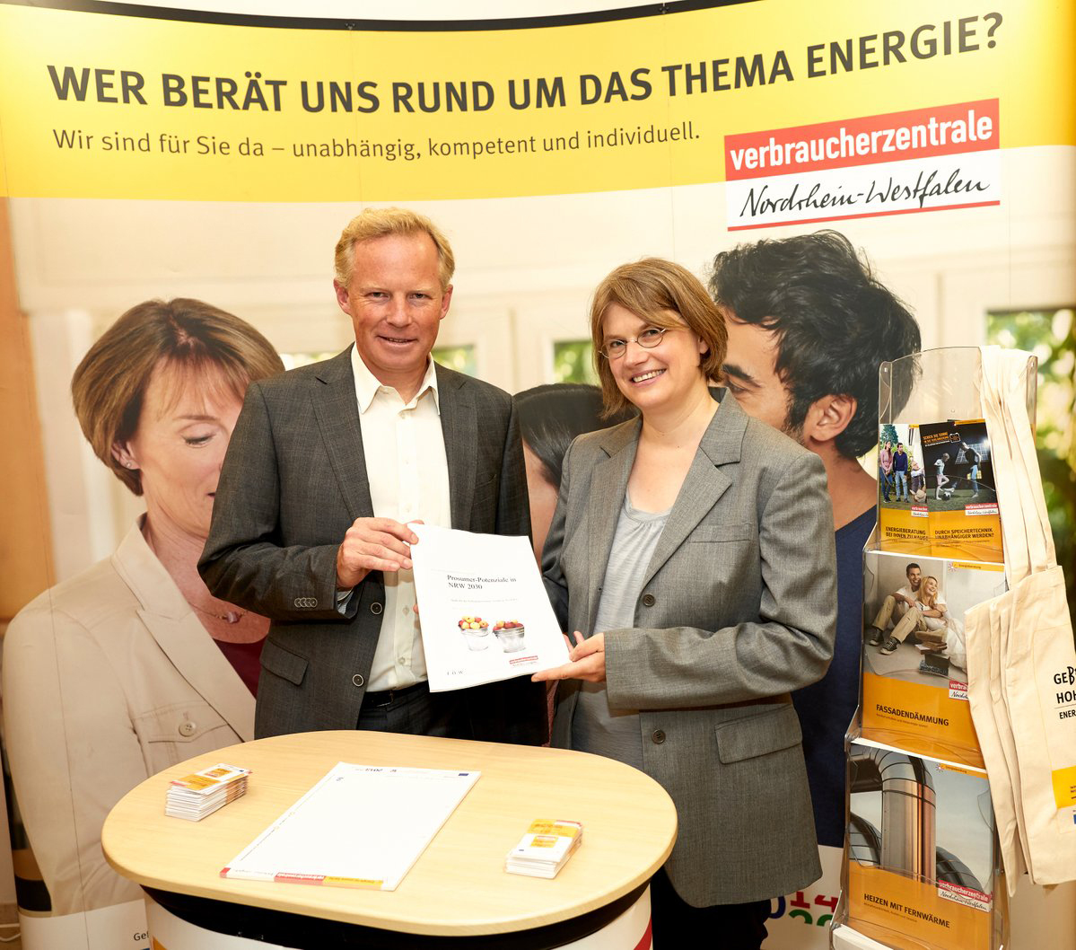 Dr. Astrid Aretz, Inst. f. ökologische Wirtschaftsforschung und Udo Sieverding, Verbraucherzentrale NRW (v. r.)