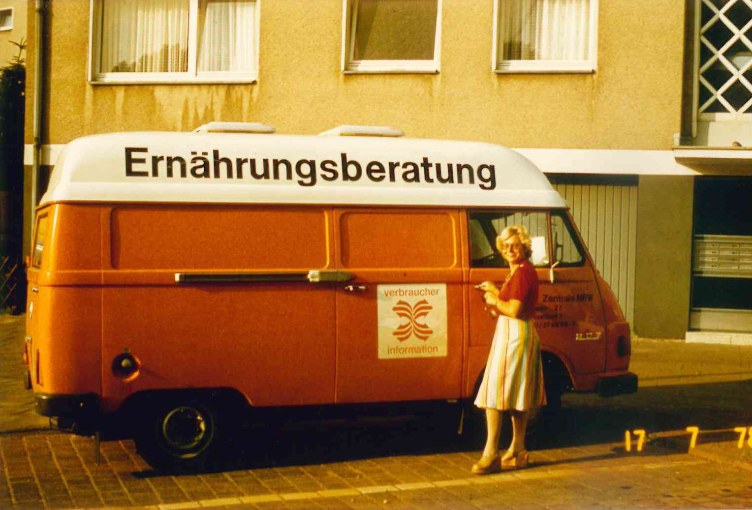 Oranger Bus mit der Aufschrift "Ernährungsberatung" mit Frau an der Beifahrertür, Foto von 1978