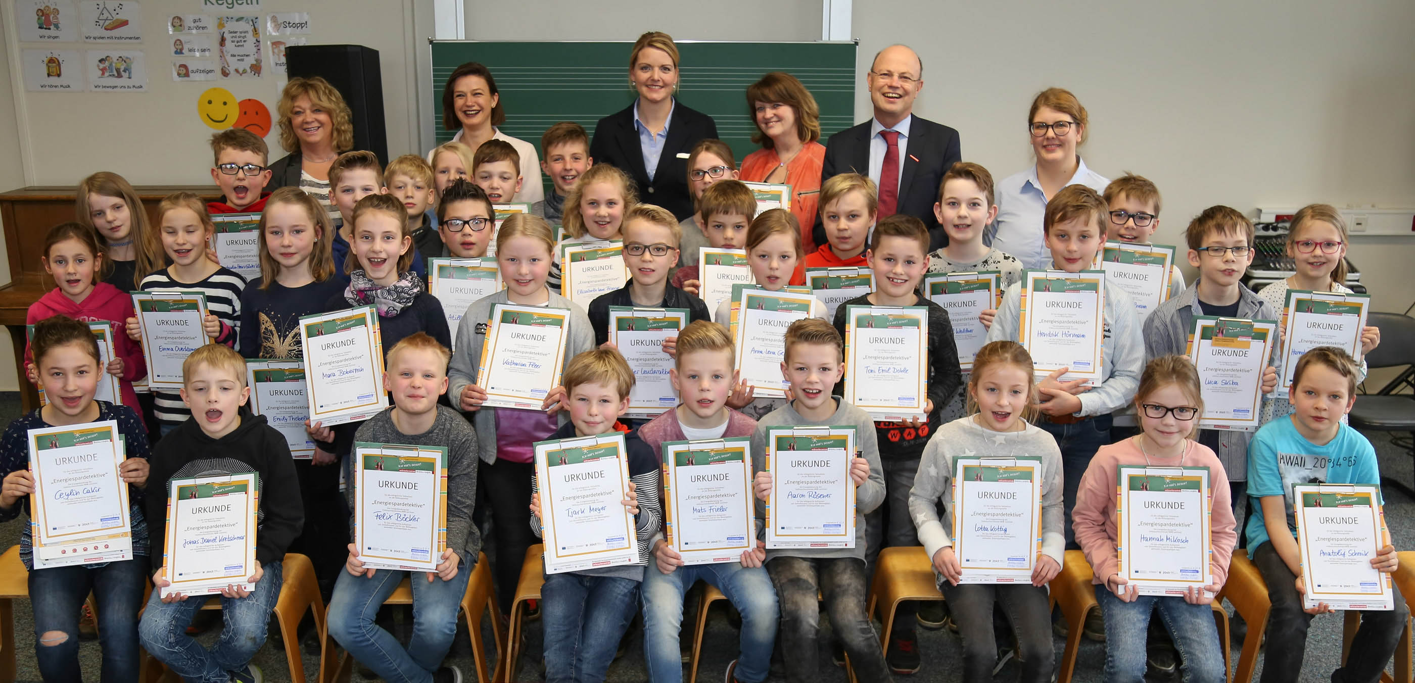 Verbraucherschutzministerin Christina Schulze Föcking (hinten mitte) zeichnet mit Verbraucherzentralen-Vorstand Wolfgang Schuldzinski Schülerinnen und Schüler der vierten Klasse der Georgschule in Gronau aus