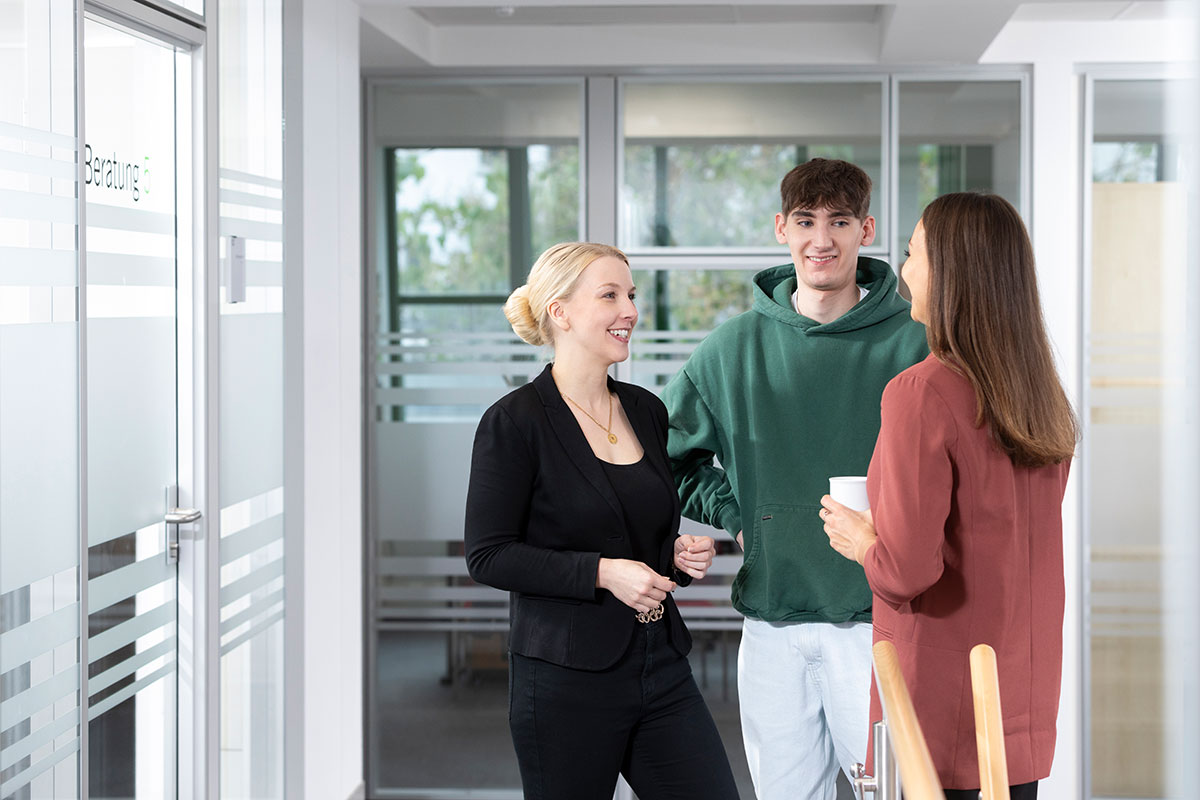 Kolleginnen im Büro im Gespräch