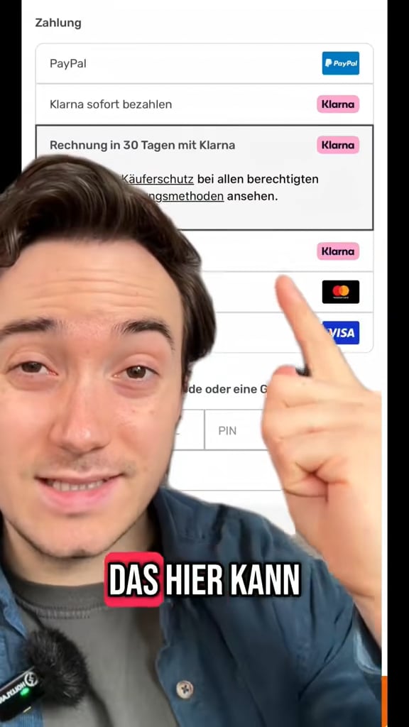 Ein junger Mann zeigt auf einen Screenshot einer Bezahlseite im Internet. Zu sehen sind Optionen wie PayPal, Klarna Sofort bezahlen und die hervorgehobene Option „Rechnung in 30 Tagen mit Klarna“. Ein eingeblendeter Textabschnitt lautet „DAS HIER KANN“. Der Mann trägt ein blaues Hemd und ein Ansteckmikrofon.