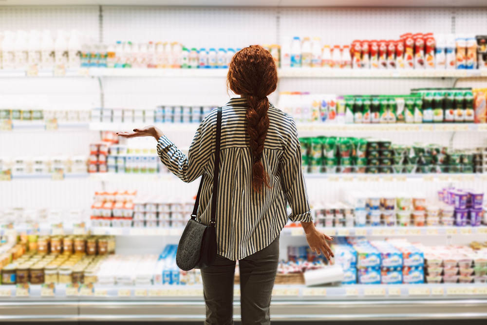 Frau vor Supermarktregal