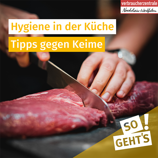 Jemand schneidet Fleisch in einer Küche