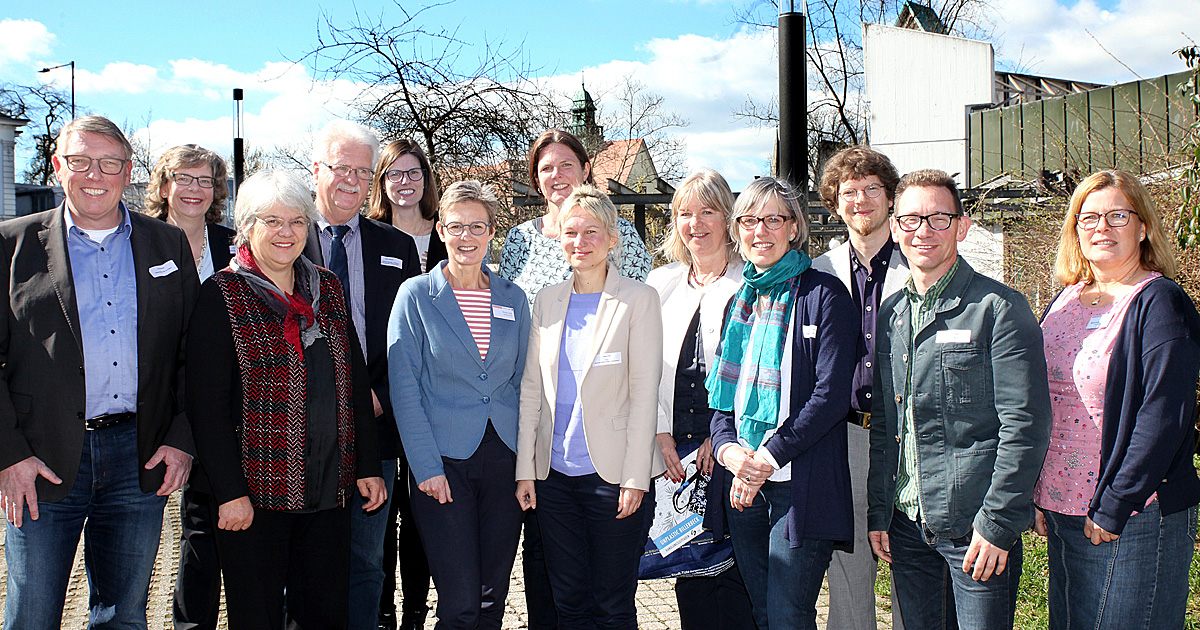 Gruppenbild mit 13 Personen