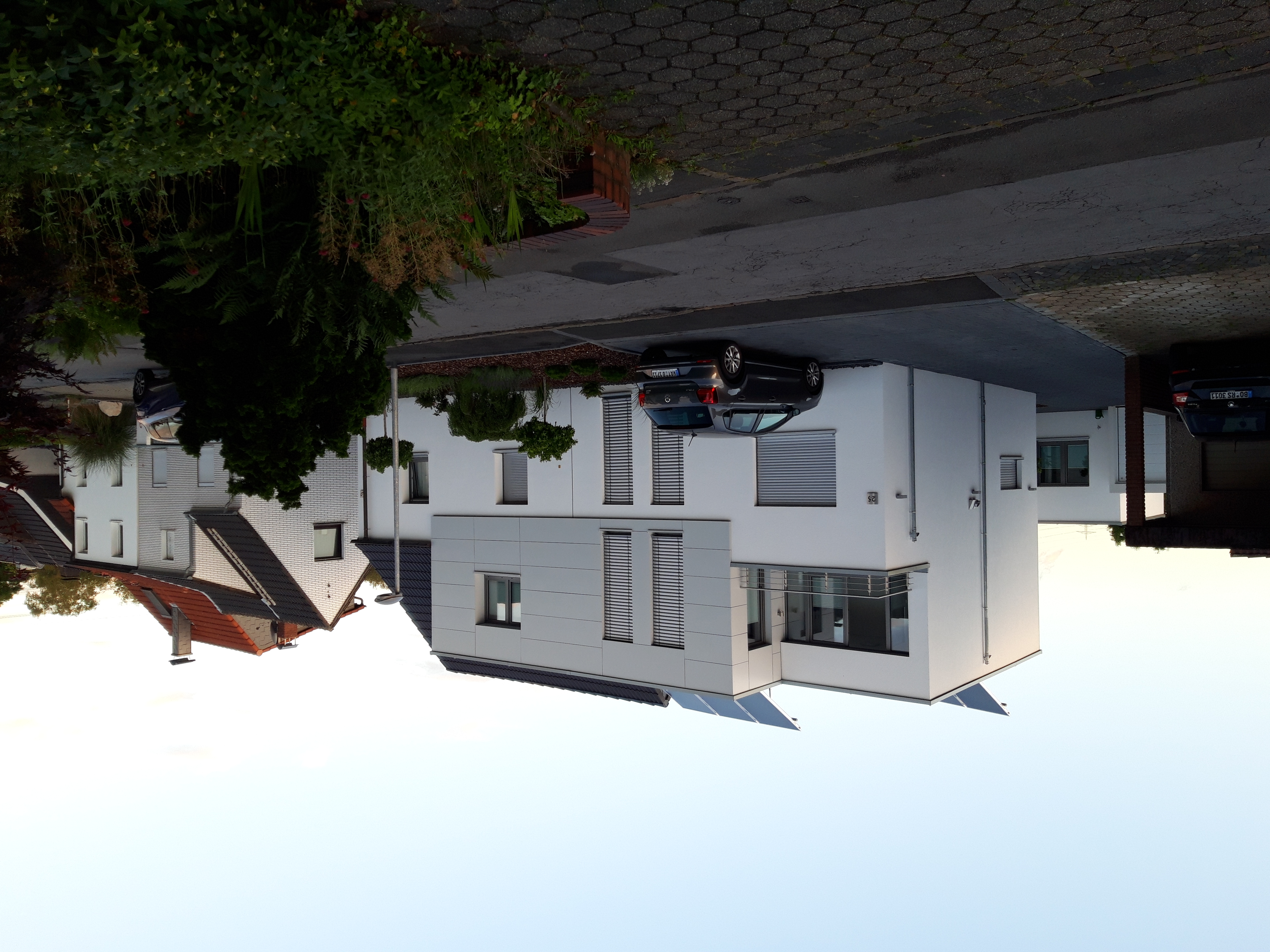 Haus mit Aufbau und Anbau