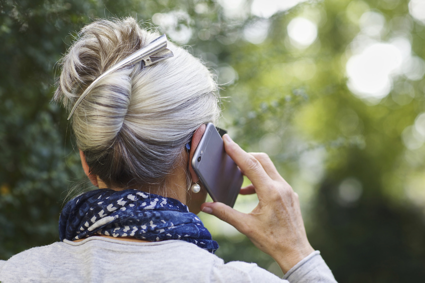 Seniorin am Telefon