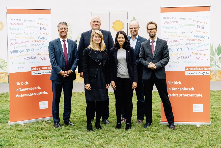 Startschuss für das ressortübergreifende Modellprogramm "Verbraucher stärken im Quartier" mit Staatssekretär Gunther Adler (BMUB), dem Parlamentarischen Staatssekretär Ulrich Kelber (BMJV), dem Vorstand der Verbraucherzentrale NRW Wolfgang Schuldzinski, dem Vorstand der Verbraucherzentrale Bundesverband Klaus Müller und den Projektmitarbeiterinnen Isabelle Hirschmann und Nadia Assabiki.