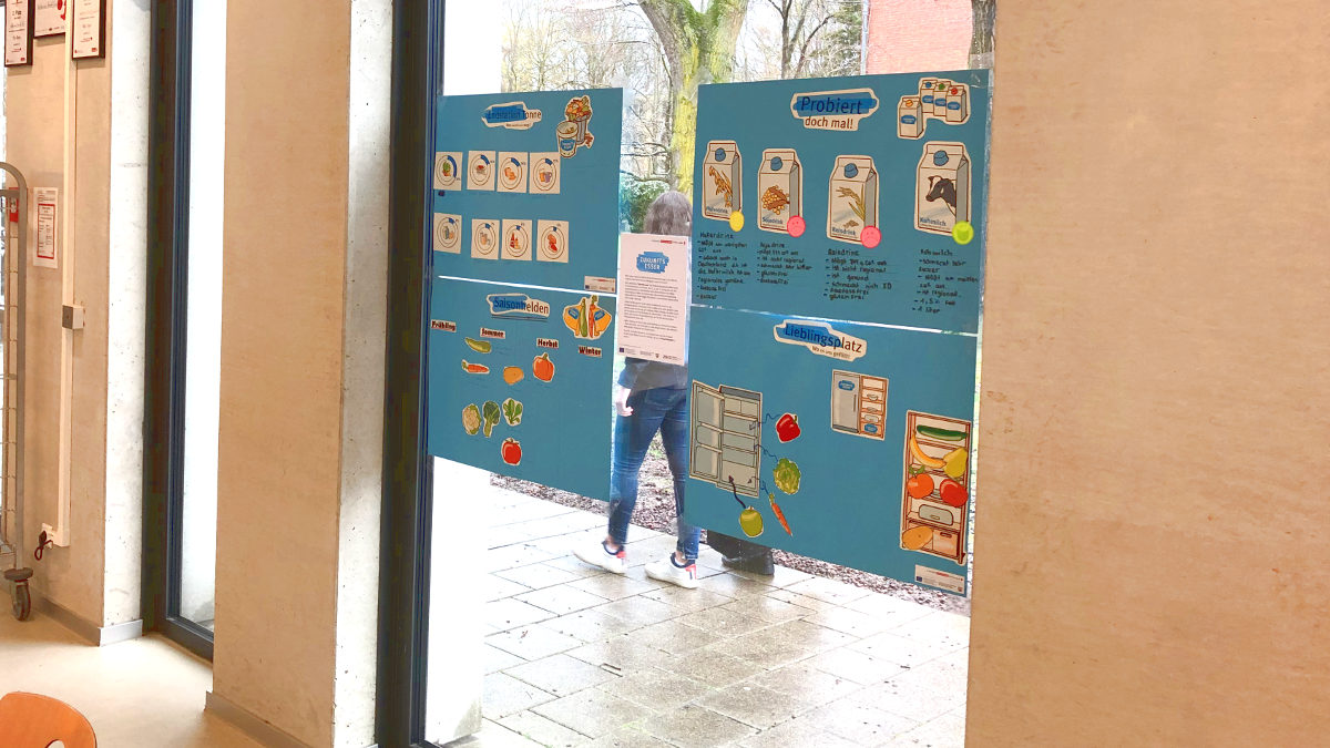Gestaltete Plakate hängen an den Fenstern einer Schule