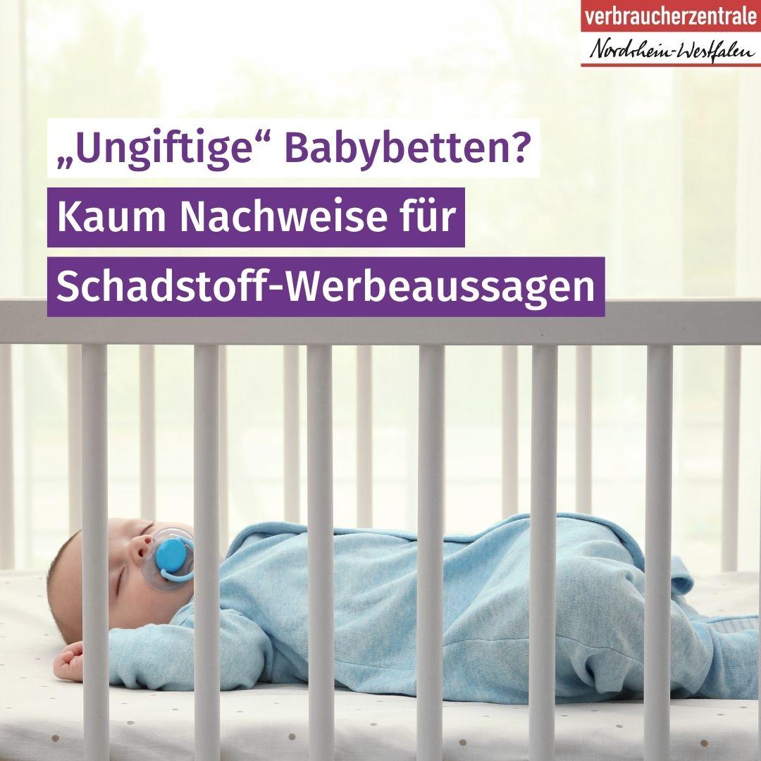 Baby im blauen Strampler schläft im Gitterbett, Text: "Ungiftige Babybetten? Kaum Nachweise für Schadstoff-Werbeaussagen"
