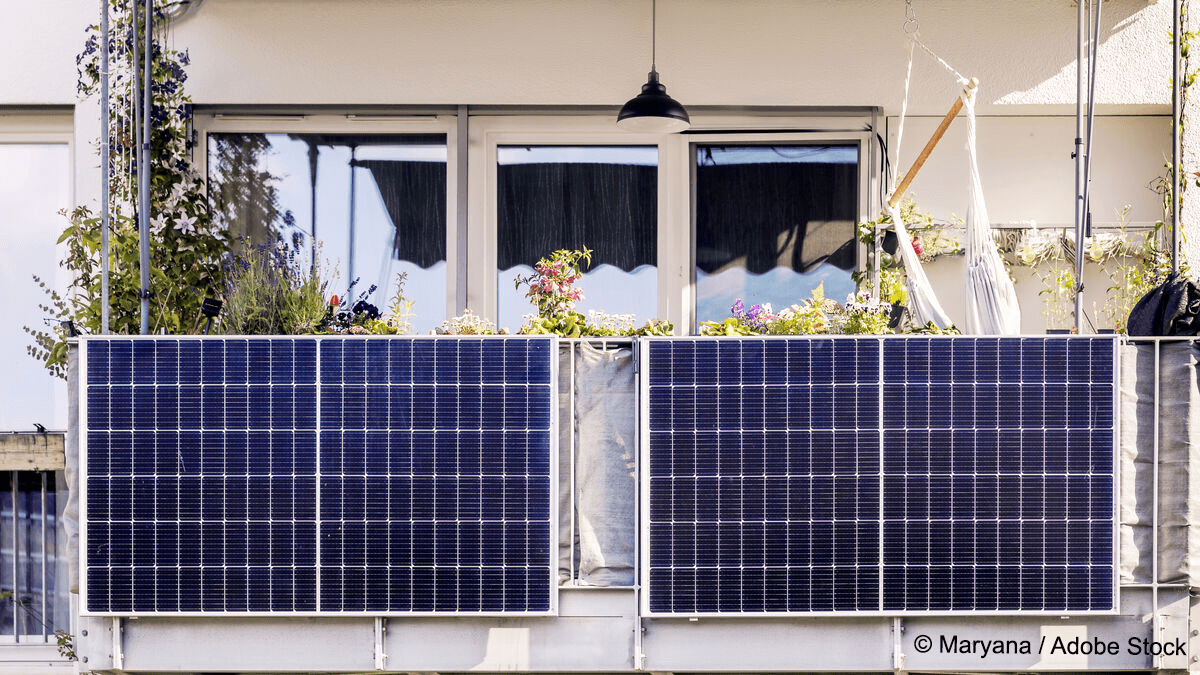 Balkon mit zwei Steckersolar-Modulen