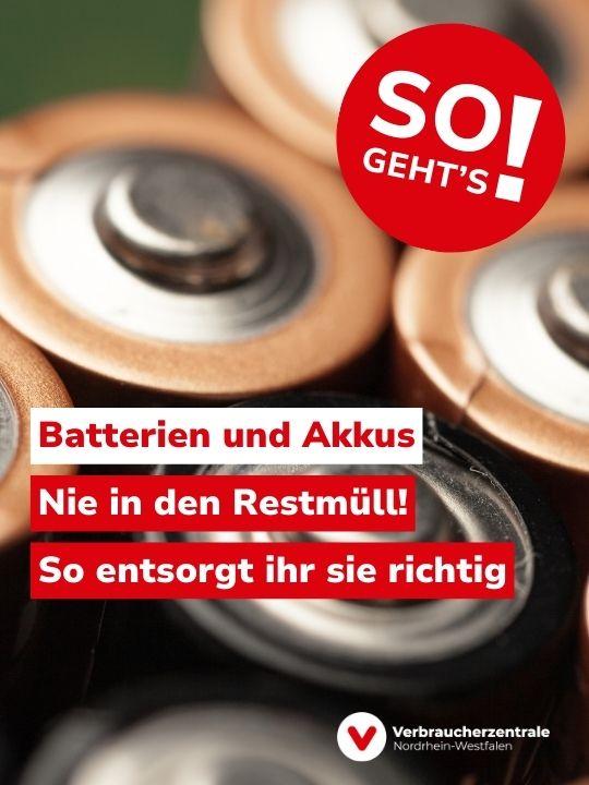 Nah aufgenommene stehende Batterien, Text: "So geht's. Batterien und Akkus nie in den Restmüll! So entsorgt ihr sie richtig" sowie das Logo der Verbraucherzentrale Nordrhein-Westfalen.