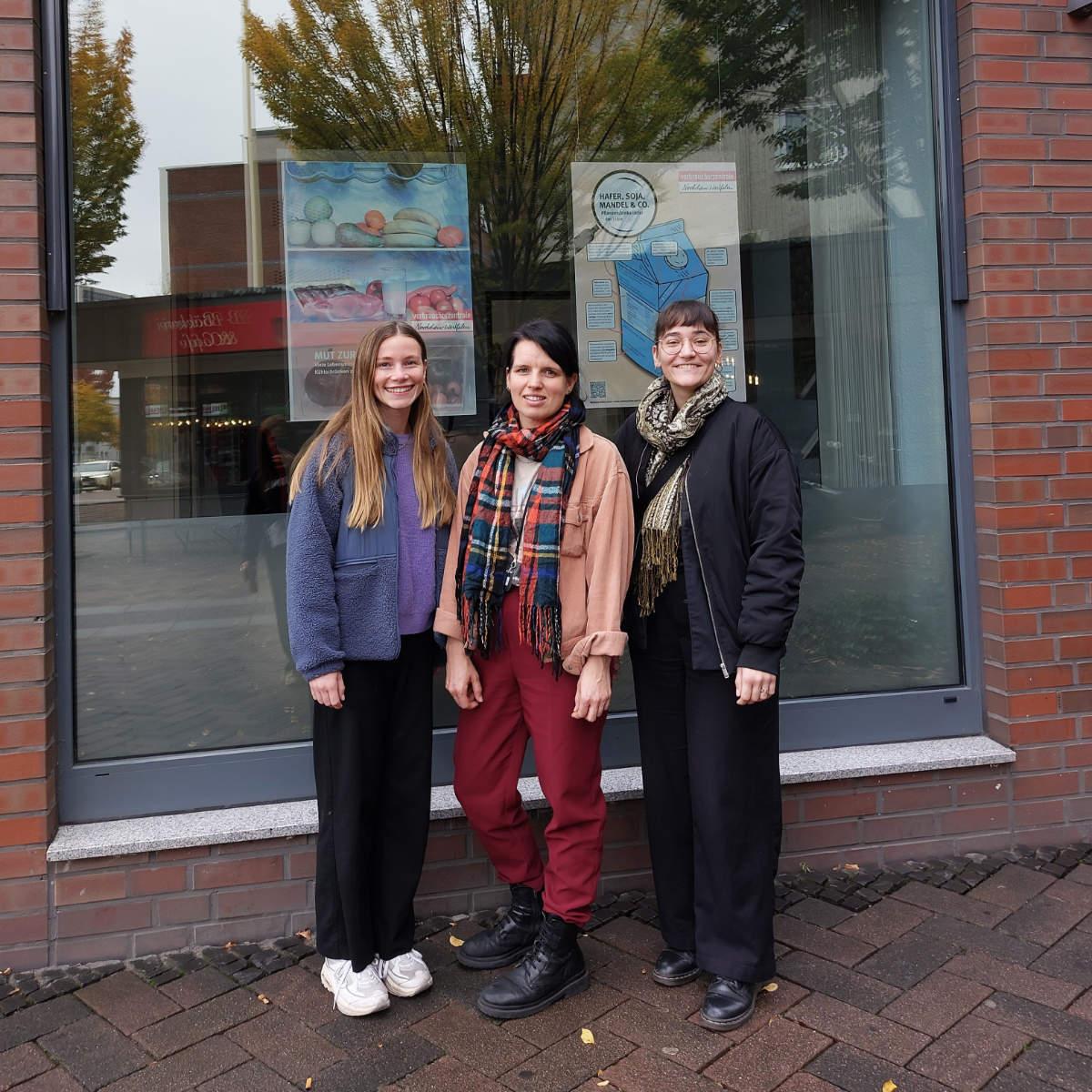 Das Team von CircleUp vor einem Schaufenster