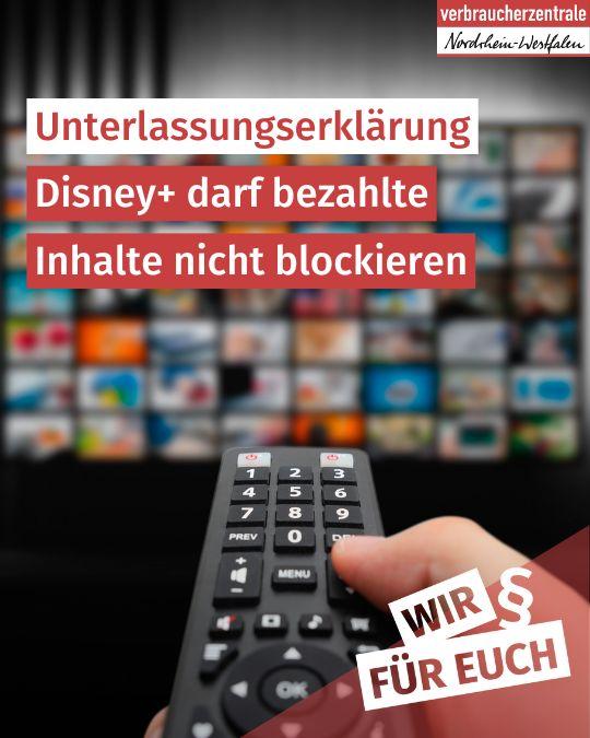 Jemand hält eine Fernbedienung in Richtung Fernseher, auf dem verschwommen zahlreiche Programmbilder eines Streamingportals zu ahnen sind. Dazu der Text: "Unterlassungserklärung - Disney+ darf bezahlte Inhalte nicht blockieren".
