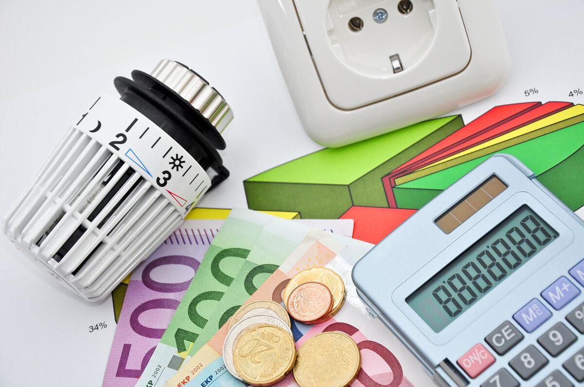 Thermostat, Taschenrechner, Steckdose, Geld