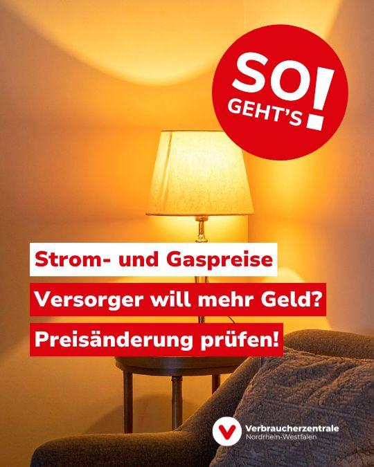 Foto einer leuchtenden Wohnzimmerlampe auf einem Tischchen neben einem Sofa. Text: "So geht's! Strom- und Gaspreise: Versorger will mehr Geld? Preisänderung prüfen!" und Logo der Verbraucherzentrale Nordrhein-Westfalen.