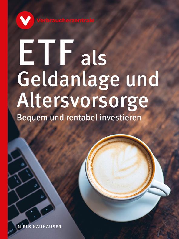 Tasse Cappucino an einem Laptop