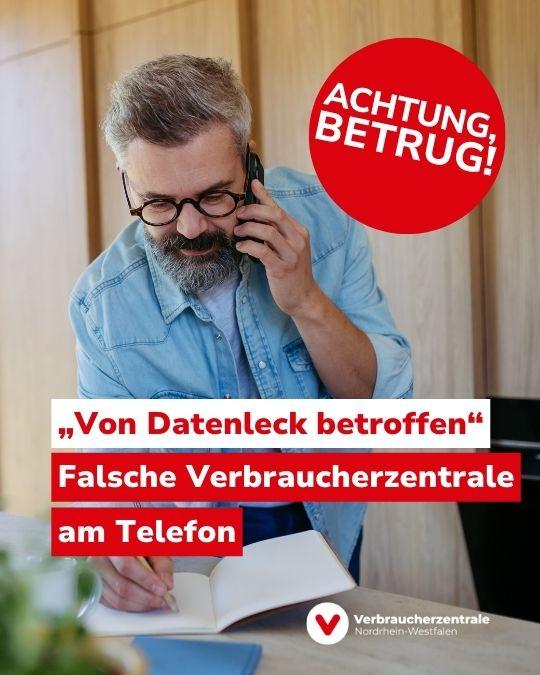 Foto eines Mannes mit Telefon am Ohr, der etwas in einem Heft notiert. Text: "Achtung, Betrug! „Von Datenleck betroffen“: Falsche Verbraucherzentrale am Telefon" sowie Logo der Verbraucherzentrale Nordrhein-Westfalen