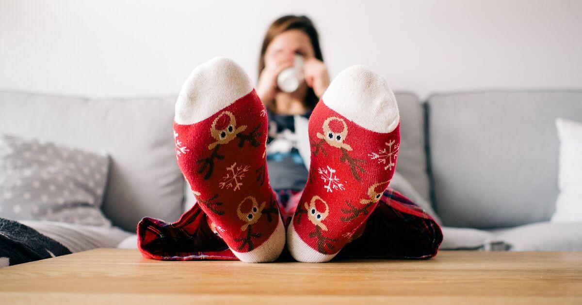 Person mit Füßen auf dem Couchtisch