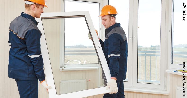 Handwerker mit Fenster in den Händen