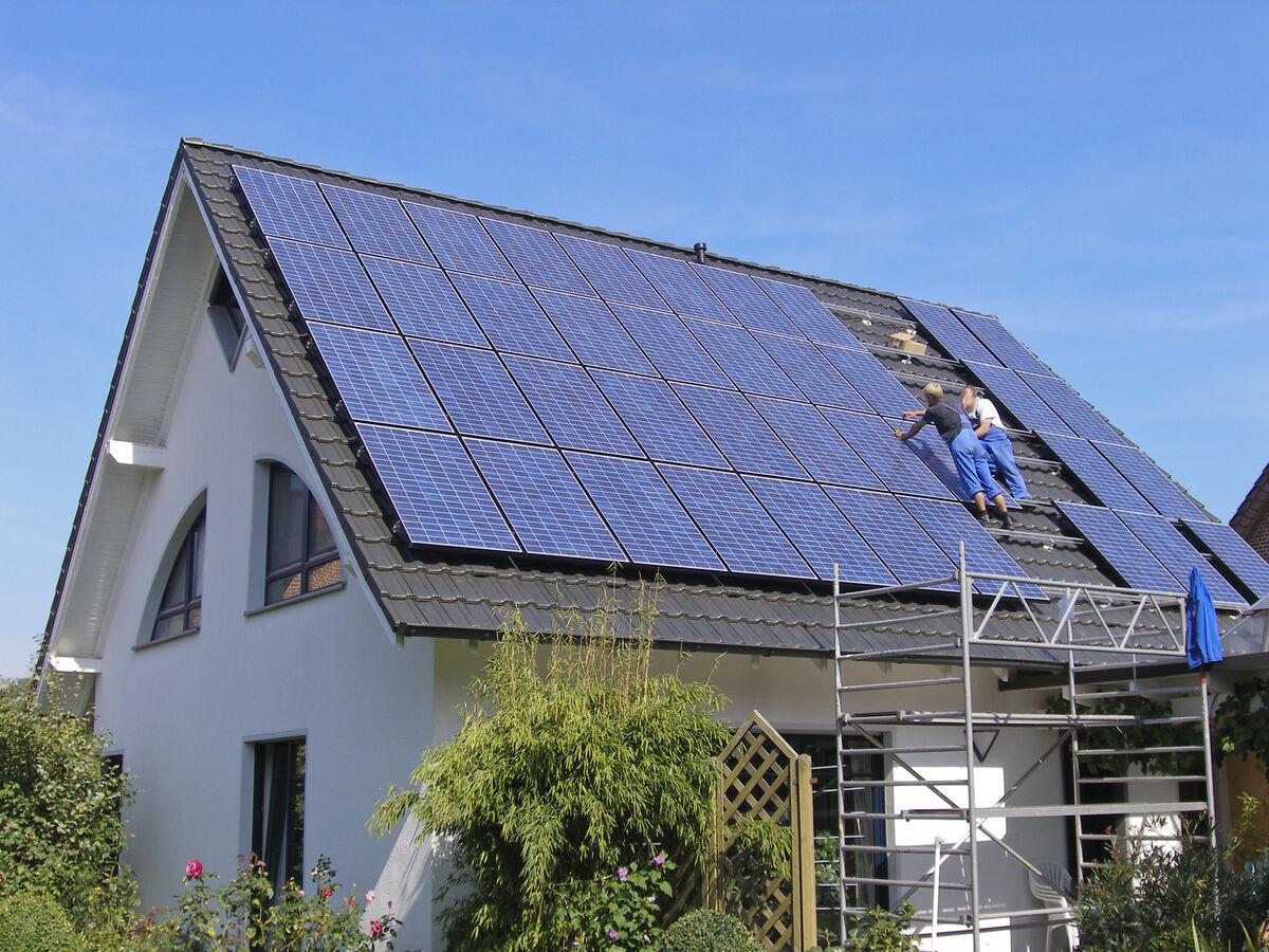 Dach mit PV-Modulen