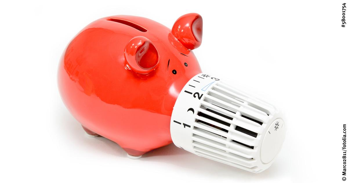 rotes Sparschwein mit Heizungsthermostat