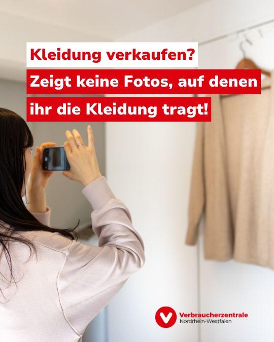 Foto einer Frau, die mit einem Smartphone einen Pullover fotografiert, der auf einem Kleiderbügel an einer Zimmertür hängt. Text: "Kleidung verkaufen? Zeigt keine Fotos, auf denen ihr die Kleidung tragt!" sowie Logo der Verbraucherzentrale Nordrhein-Westfalen.