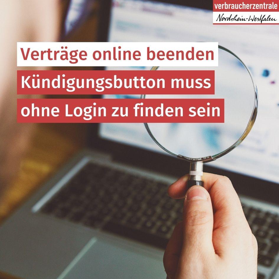Jemand sucht mit Lupe etwas am Monitor