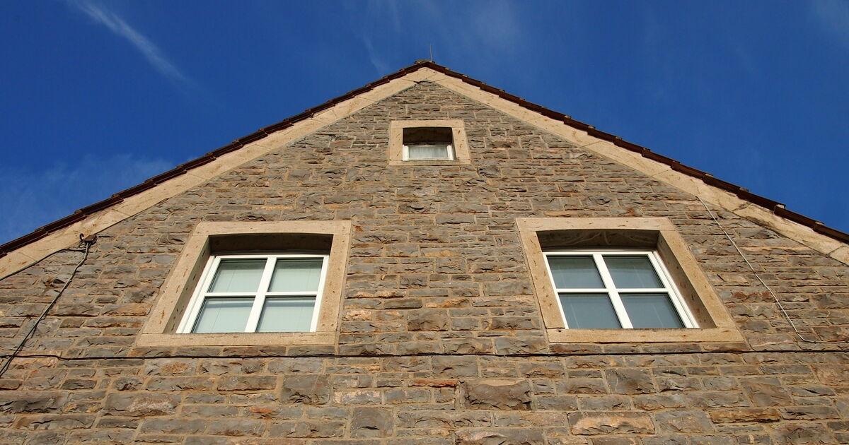 Hauswand mit 3 Fenstern von unten fotografiert