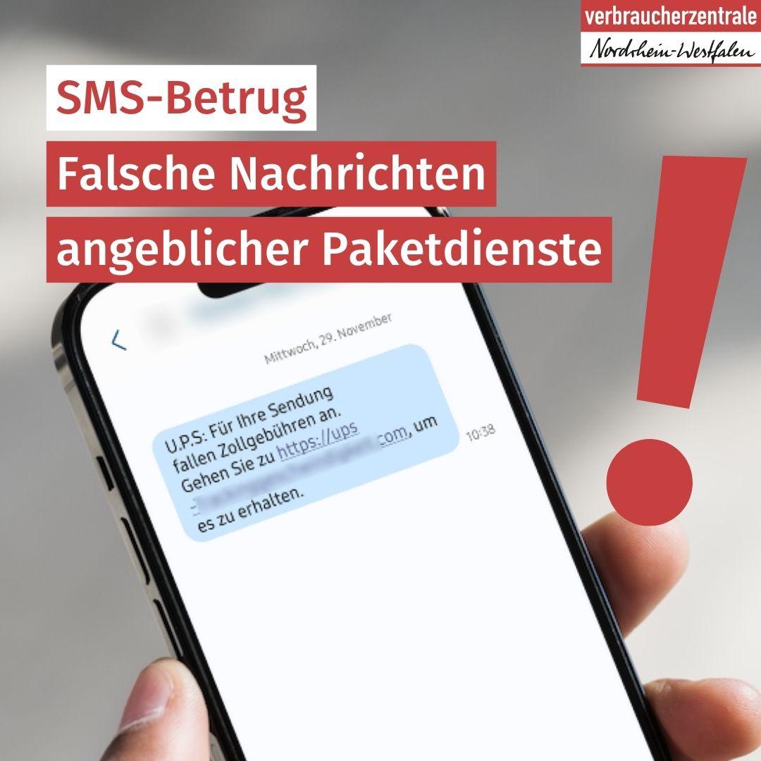 Eine Hand hält ein Smartphone mit einer SMS: "U.P.S: Für Ihre Zollgebühren Sendung an. fallen Gehen Sie zu [Link], um es es zu erhalten." Weiterer Text: "SMS-Betrug: Falsche Nachrichten angeblicher Paketdienste" und das Logo der Verbraucherzentrale Nordrhein-Westfalen.