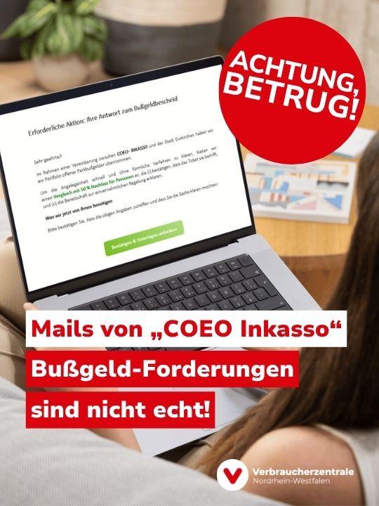 Blick auf einen aufgeklappten Laptop, der eine E-Mail zeigt mit der Überschrift: "Erforderliche Aktion: Ihre Antwort zum Bußgeldbescheid" Dazu Text: "Achtung, Betrug! Mails von „COEO Inkasso“ - Bußgeld-Forderungen sind nicht echt!" und das Logo der Verbraucherzentrale Nordrhein-Westfalen.