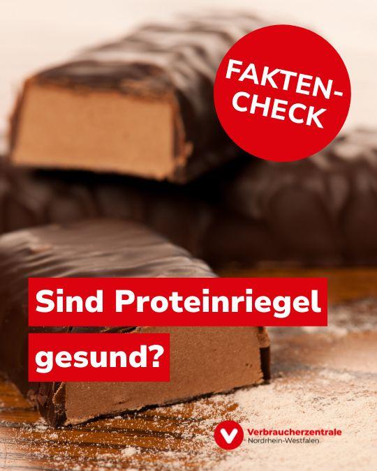 Foto zweier gefüllter, aufgeschnittener Schokoriegel, Text: "Faktencheck: Sind Proteinriegel gesund?" sowie Logo der Verbraucherzentrale Nordrhein-Westfalen