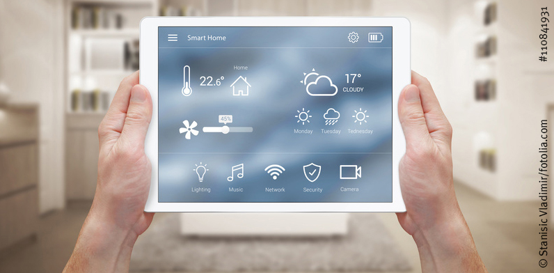Smart Home Technologie wird in zwei Händen gehalten
