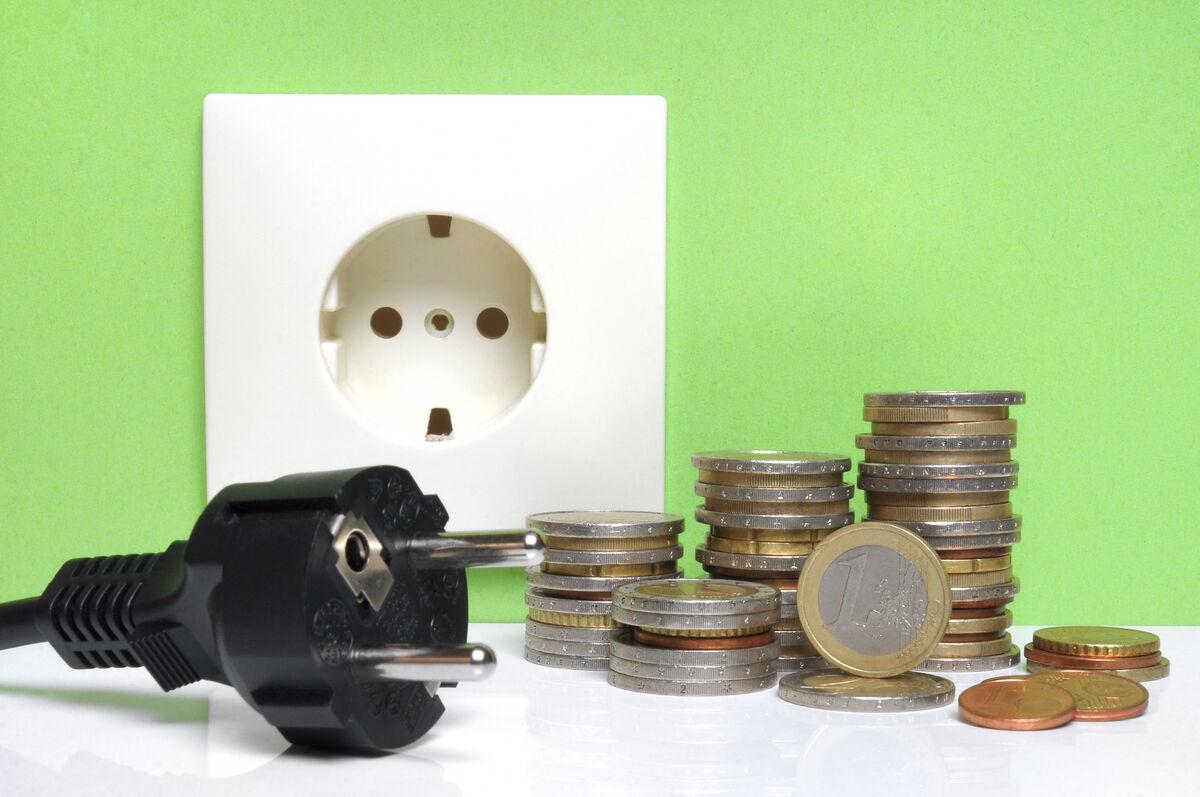 Steckdose mit herausgezogenem Stecker