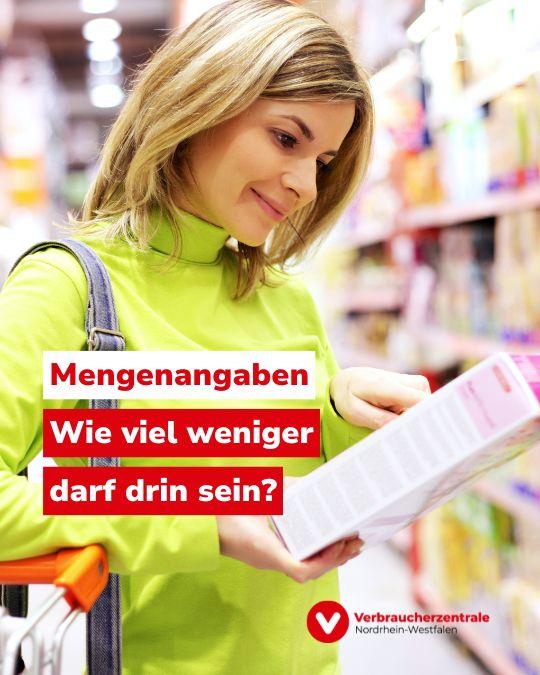 Eine Frau studiert im Supermarkt die Angaben auf einer Verpackung, dazu das Logo der Verbraucherzentrale NRW und der Text "Mengenangaben: Wie viel weniger darf drin sein?"
