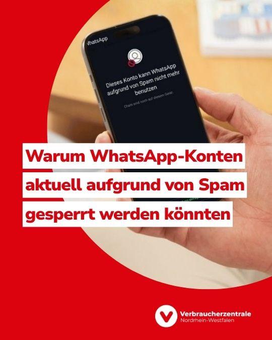 Foto eines Smartphones in einer Hand, auf dem Bildschirm steht die Nachricht: "Dieses Konto kann WhatsApp aufgrund von Spam nicht mehr benutzen". Text unter dem Foto: "Warum WhatsApp-Konten aktuell aufgrund von Spam gesperrt werden könnten" und Logo der Verbraucherzentrale Nordrhein-Westfalen