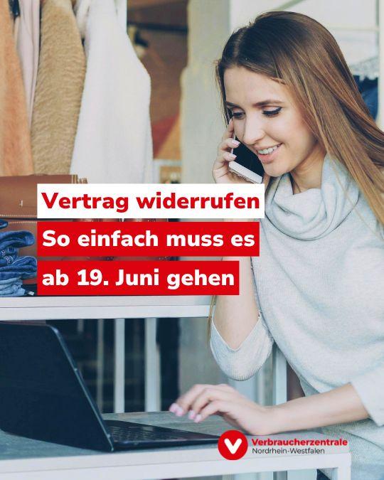 Bild einer Frau vor Kleidungsstücken, die mit einem Smartphone telefoniert und auf einen aufgeklappten Laptop guckt. Text: "Vertrag widerrufen: So einfach muss es ab 19. Juni gehen" und Logo der Verbraucherzentrale Nordrhein-Westfalen.