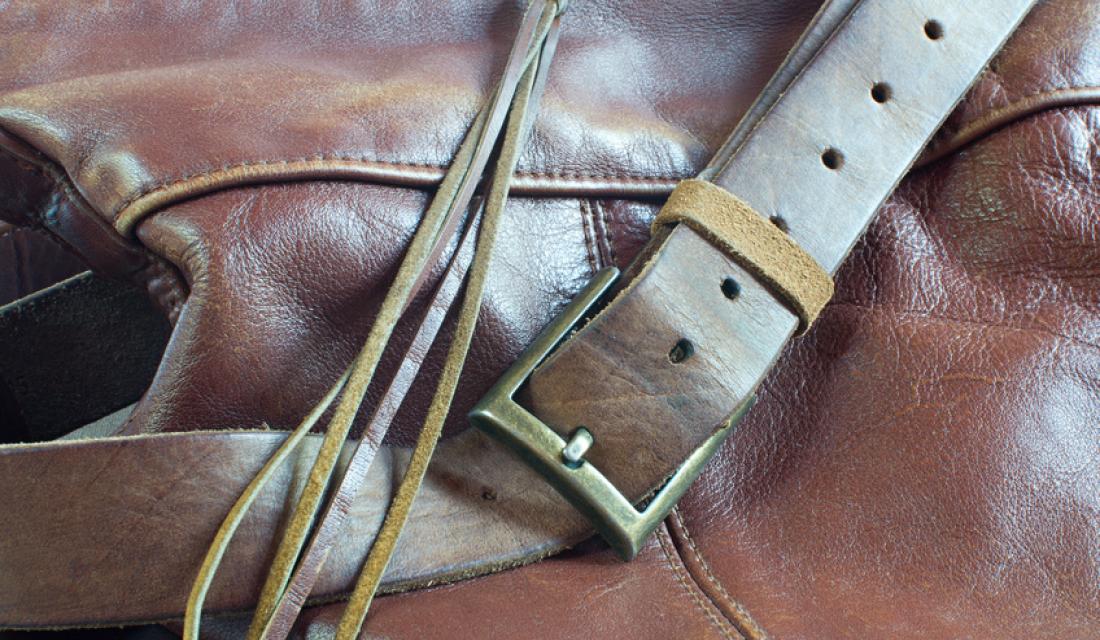 Leder mit Riemen und Gürtel