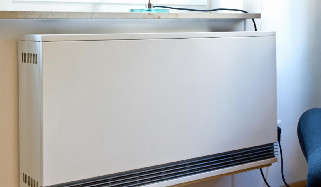 Nahaufnahme einer Nachtspeicherheizung in einer Wohnung.