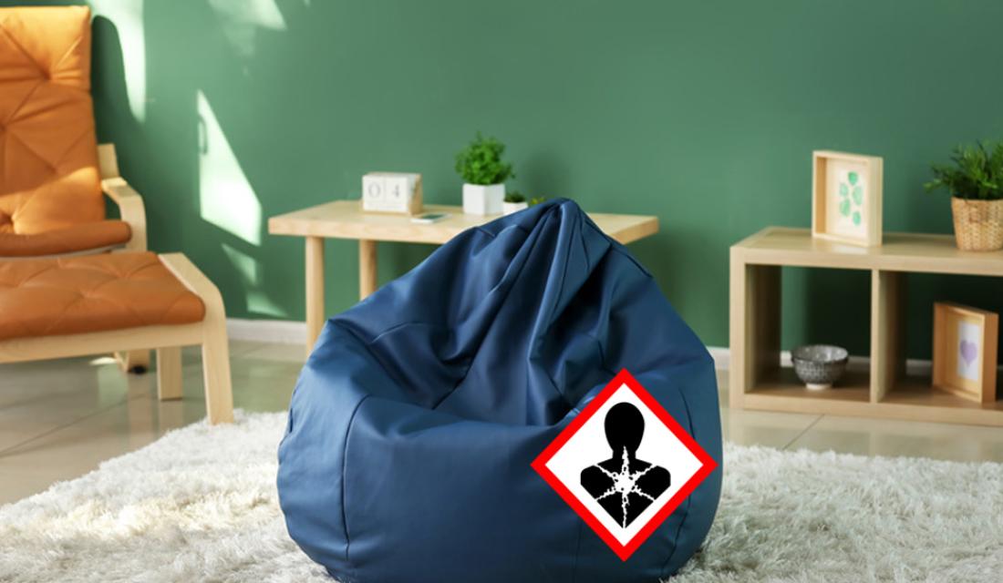 Sitzsack und Gefahrensymbol Gesundheitsgefahr