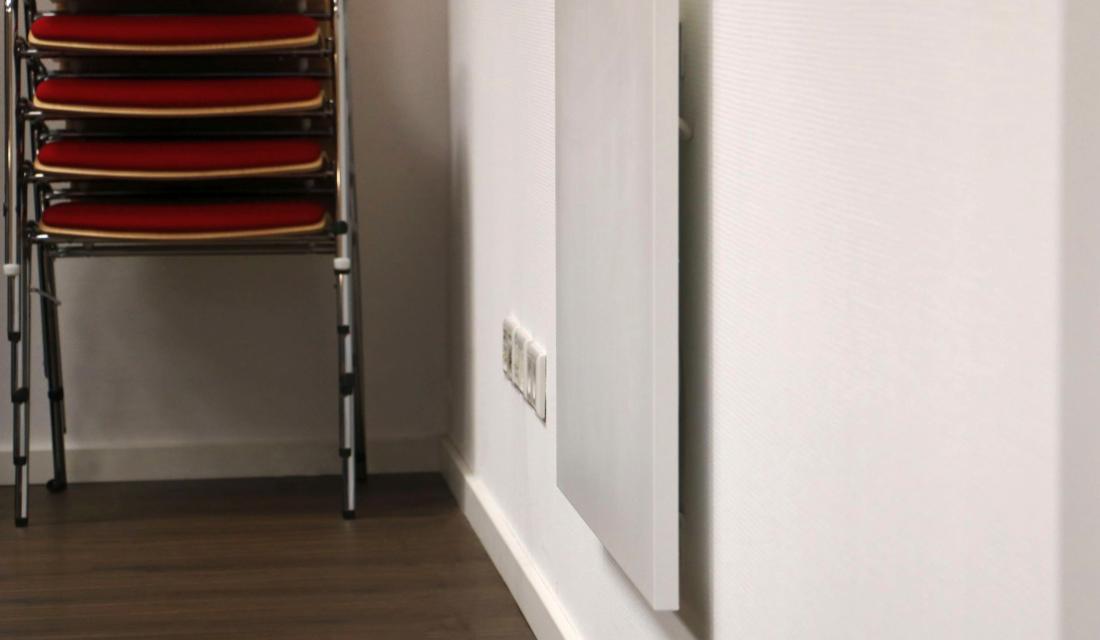 Weiße Infrarotheizung an der Wand
