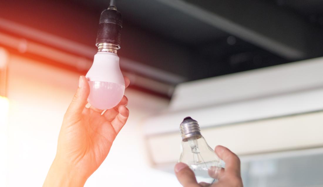 Altes Leuchtmittel wird gegen eine LED getauscht