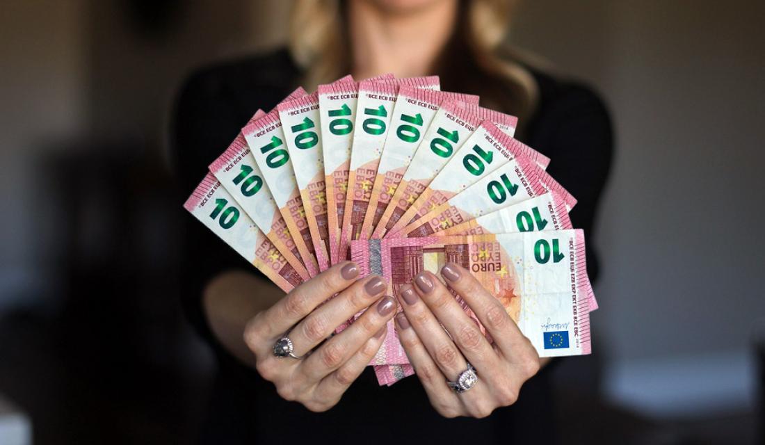 Frau mit Geldscheinen