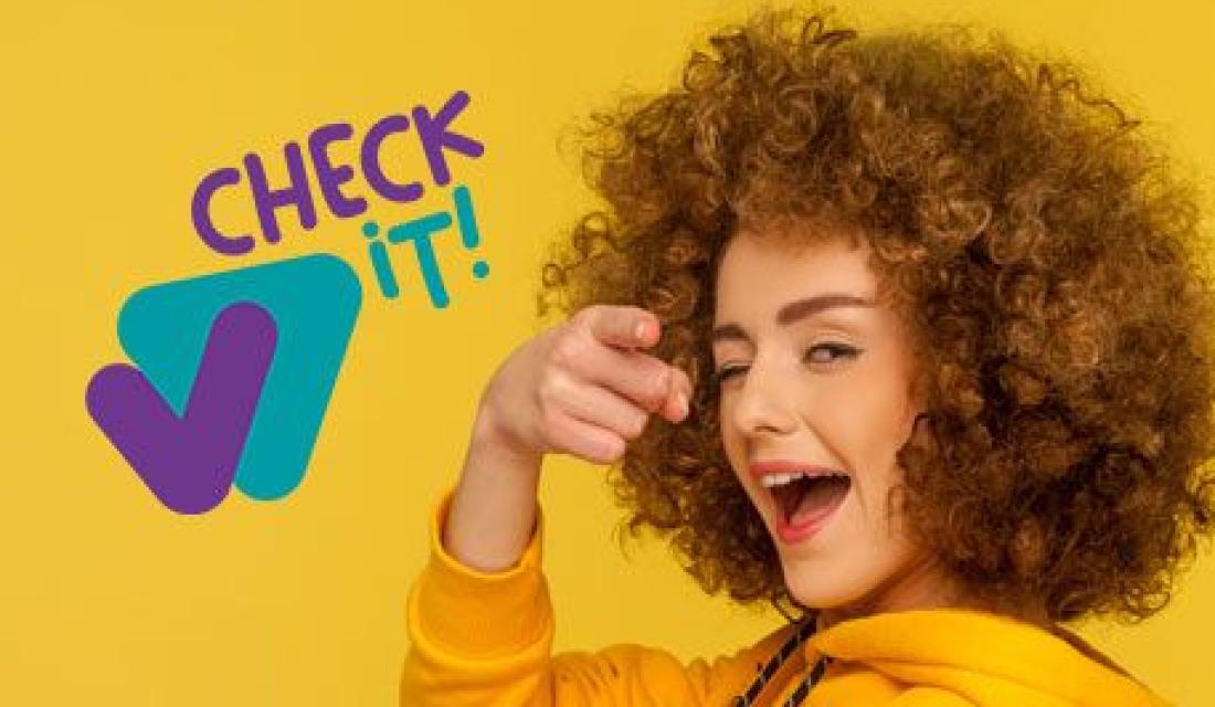 Eine junge Frau zwinkert in die Kamera