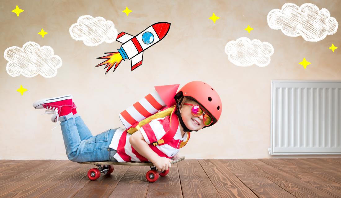 Kind auf Skateboard mit Rakete