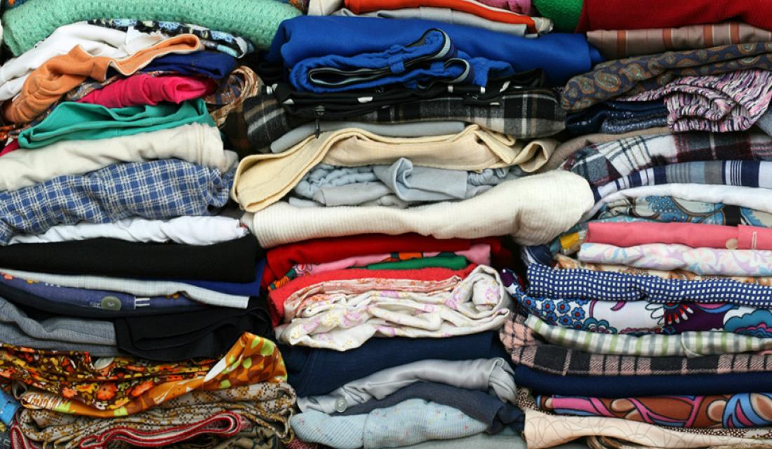 Gestapelte Kleidung